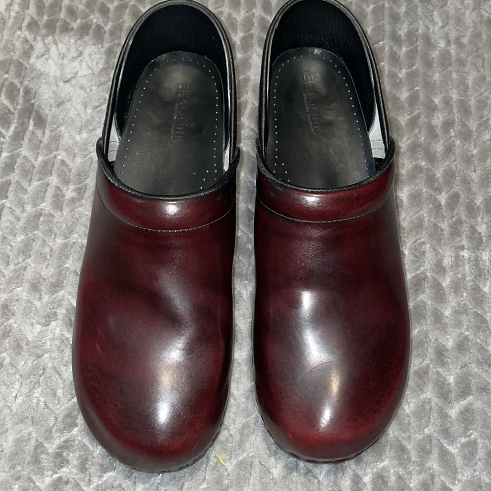 Bjork Swedish Comfort Brown Patent Leather Clogs.  Size EU‎ 45/46 - US 11/12.